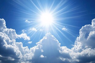 晴朗蓝天中的耀眼阳光