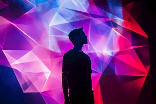 光影下的沉思身影