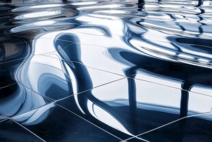 水面瓷砖倒影的光影之美