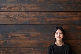 木墙前微笑的黑衣女子