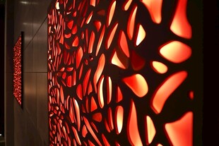 红色镂空艺术灯光装饰