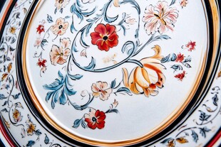精美花卉图案陶瓷盘细节