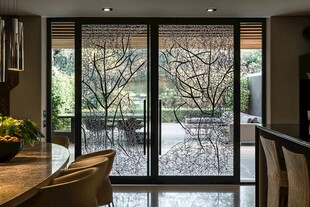 现代家居玻璃门与户外景致