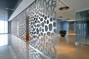 现代镂空金属屏风办公空间