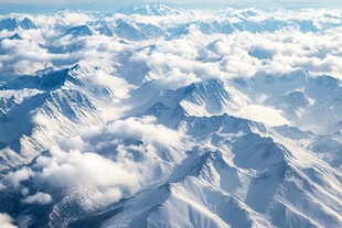 雪山云海壮丽景观