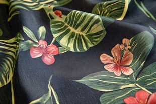 热带花卉图案深色布料
