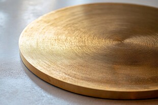 金色圆盘桌面特写