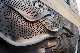 金属波浪穿孔外墙艺术