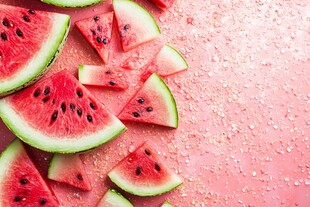 粉色背景上的多汁西瓜切片