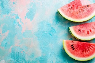 三片西瓜置于清新蓝粉背景