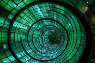 绿色玻璃环形深邃通道