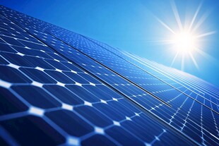 阳光下的太阳能电池板