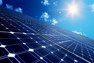 阳光下的太阳能电池板