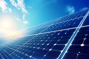 蓝天之下的太阳能光伏板