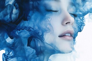 梦幻蓝烟中的女性面庞