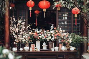 中式庭院里的雅致花卉布置