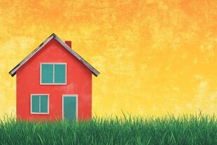 红色小屋立于翠绿草地