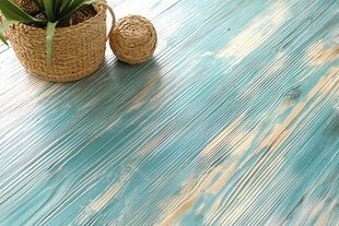蓝绿木纹上的编织盆栽