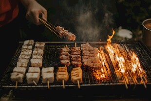 户外炭火烤肉诱人瞬间