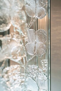 雕花玻璃 精致花卉艺术呈现