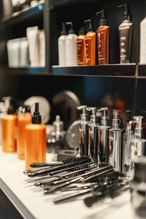 美发用品陈列架上的工具与瓶瓶罐罐