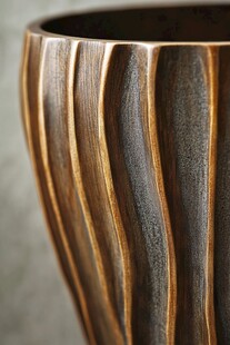 纹理独特的棕色波纹花瓶