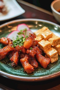 美味中式菜肴 肉丁与豆腐