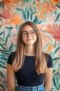 微笑女孩背靠多彩花卉墙