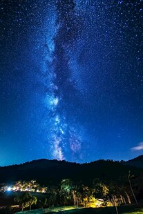 璀璨星河下的静谧山林