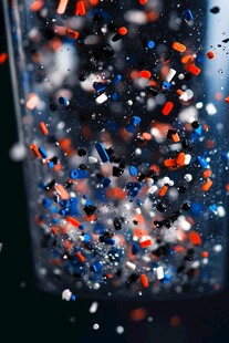 五彩糖屑洒落瞬间