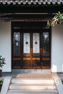 中式传统木门庭院景致