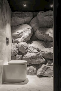 石砌墙面的现代简约卫浴间