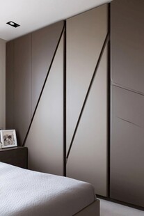 现代简约卧室定制衣柜一角
