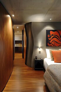 现代风格卧室的独特走廊设计