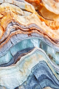 多彩层叠岩石纹理特写