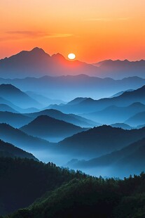 日出群山间壮丽美景