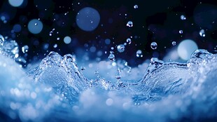 蓝色水花的灵动瞬间