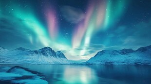 梦幻极光下的冰雪山水世界