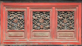 中式红漆雕花窗棂
