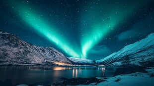 极光闪耀冰雪覆盖的山谷