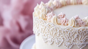精美花边装饰的优雅蛋糕