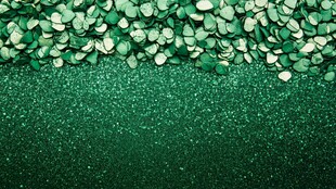 绿色闪光背景上的五彩碎片