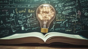 书本上点亮的创意灯泡