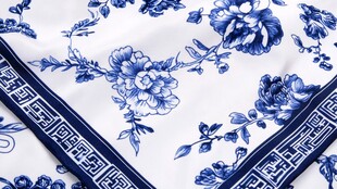 蓝白青花丝巾尽显中式典雅