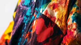 多彩扎染衬衫局部特写