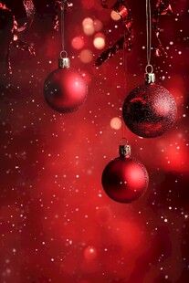 红色圣诞球营造节日氛围
