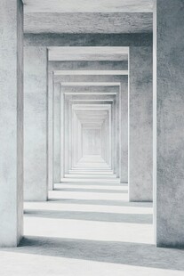 混凝土走廊的深邃空间感