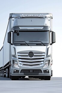 银色重型货运卡车特写