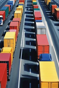 繁忙公路上的多彩货运车队