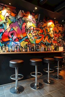 多彩涂鸦酒吧吧台与座椅